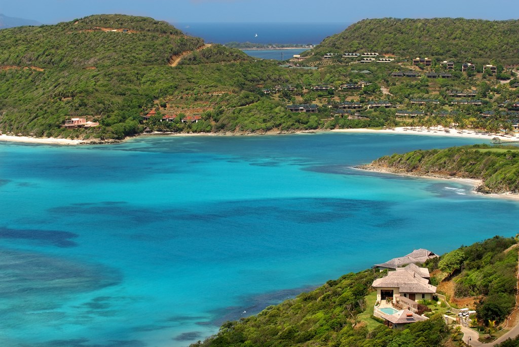 Whim Canouan Island_ee1__gv20_exterior_and_bay_from_villa_monte_carlo_bbbjsv_0